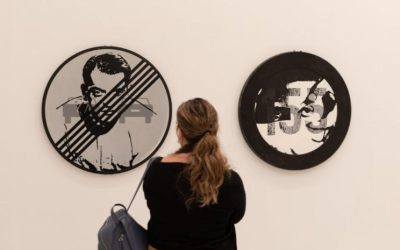 Ximo Amigó transforma señales de tráfico en arte cinematográfico en su nueva exposición ‘Flashback’. (Gráffica)